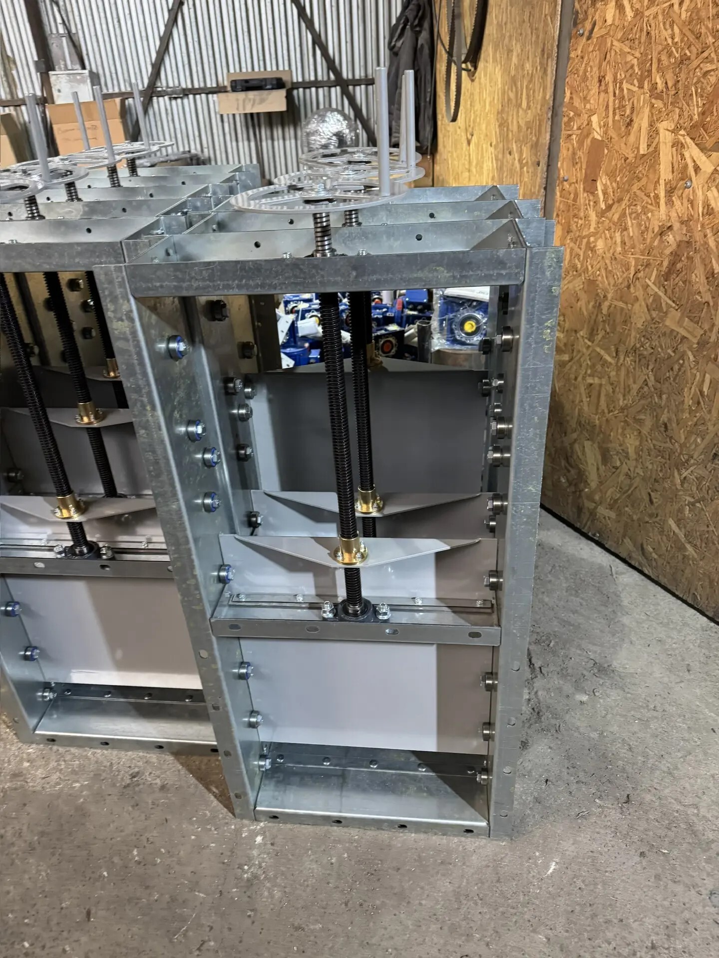 Задвижка с винтом ручная